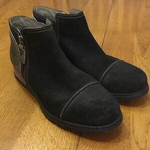 Woman’s Sorel black suede and leather bootie. Size 10. Zipper on outside. Cute!